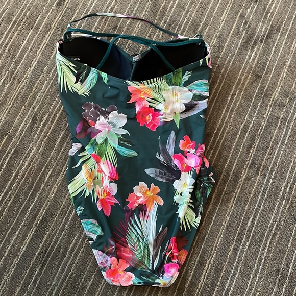 LA BLANCA BEYOND THE JUNGLE TUMMY CONTROL BANDEAU ONE PIECE SWIMSUIT 🌺 - Picture 4 of 8